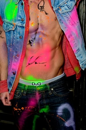 body-painting-v-day-glow